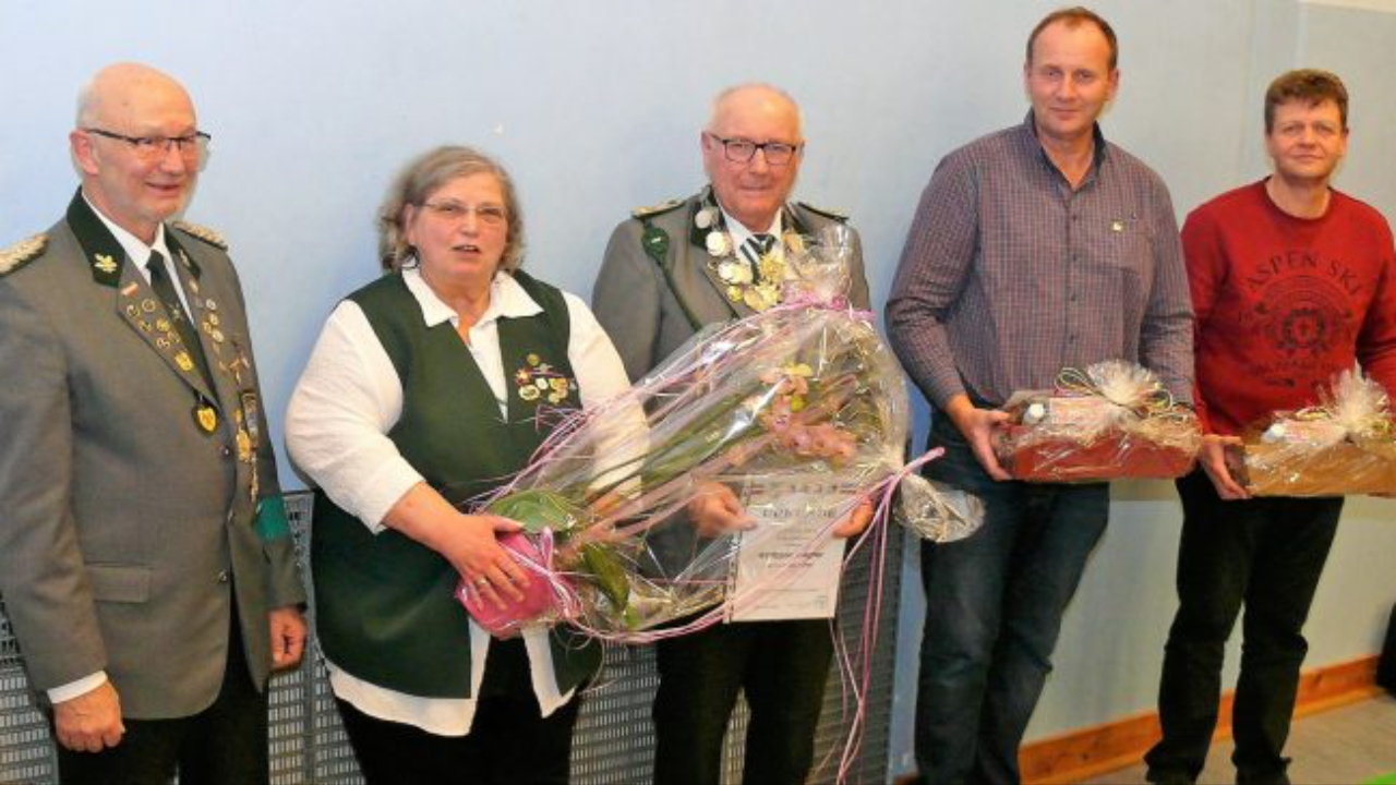 Der scheidende Kreisvorsitzende Heinrich Möller ehrte Ute Barths, Wolfgang Wagner, Stefan Dost und Herm Tolles (v. l.).