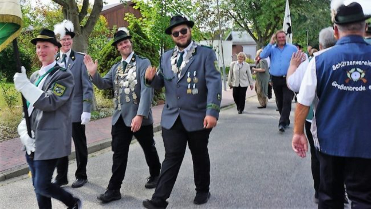 Ein prächtiger Umzug hatte viele Zuschauer