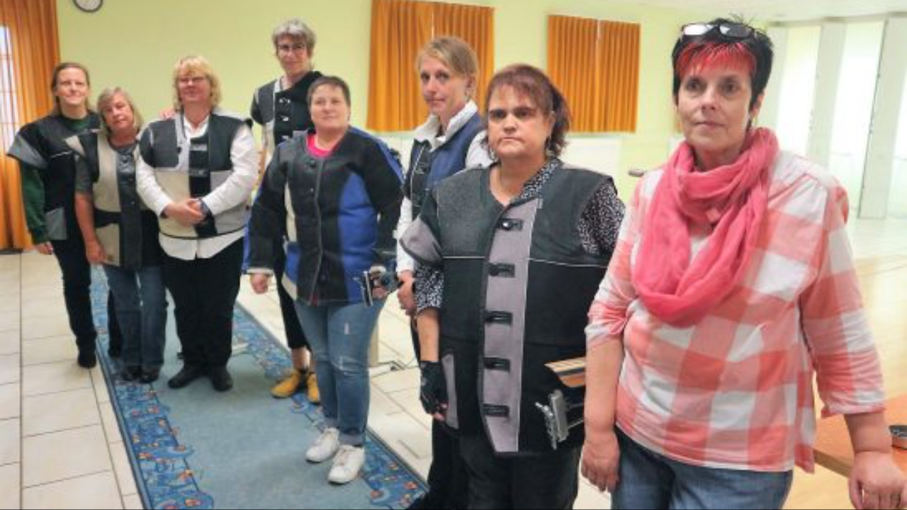 Die besten acht Frauen für das Finale mit der zunächst Besten von links Sabine Schramme, Gaby Schächinger, Anke Lamm, Jutta Jürgensen, Manuela Gohlicke, Melanie, Grapengeter, Stefanie Sevke und Angelika Sanmann.