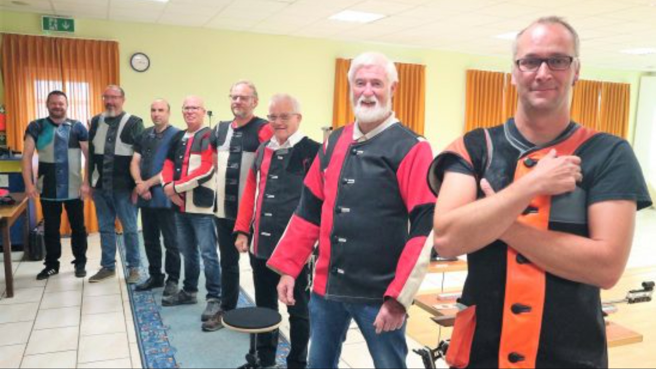 Acht Männer unter 21 Startern erreichten mit guten Zehnen das Finale. Von links Carsten Zupke, Frank Brettschneider, Manuel Zamorano, Lars Timmermann, Axel Sevke, Jan Ewers, Holger Perkun und Niko Schramme.