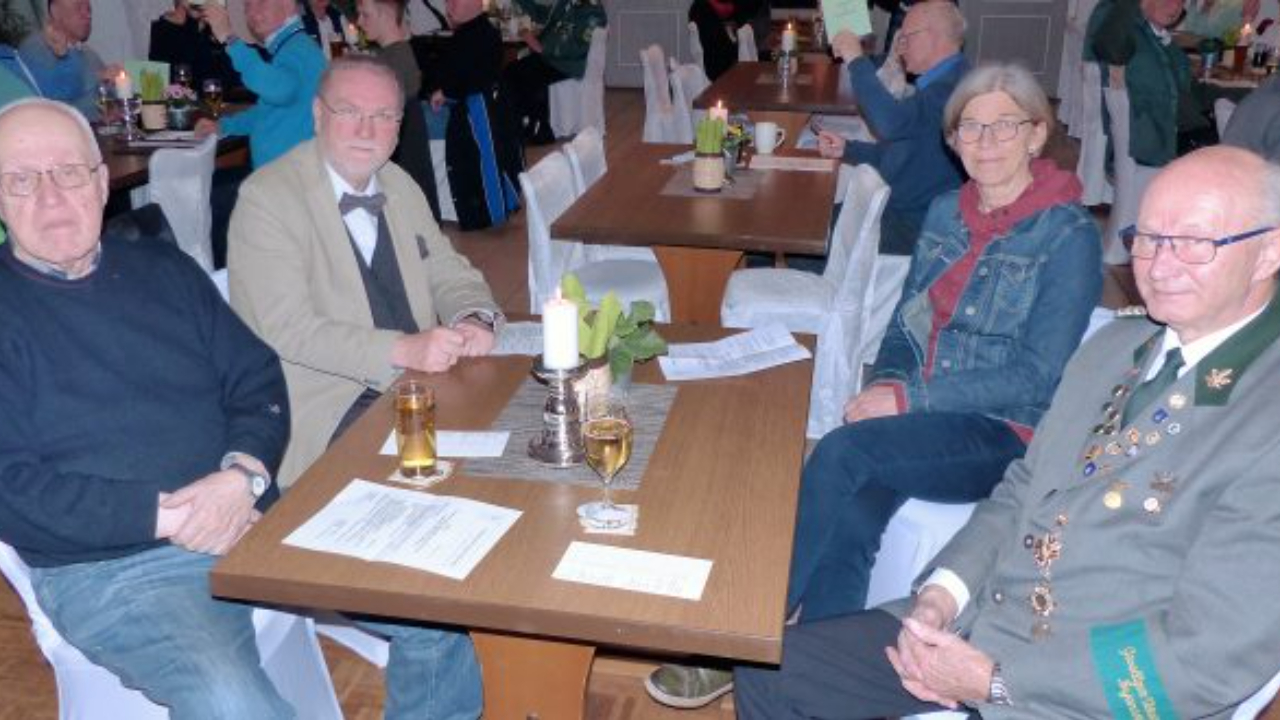 Die Ehrenkreisvorsitzenden Peter Brand und Heinrich Möller, hinten Kreispräsident Harald Werner und vom KSV OH Birgit Kamrath-Beyer