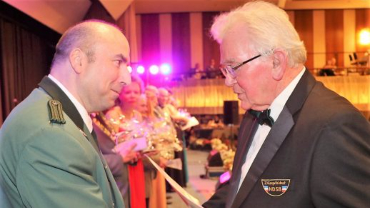 Der 2. NDSB-Vize-Präsident Alfred Koitzsch gratuliert