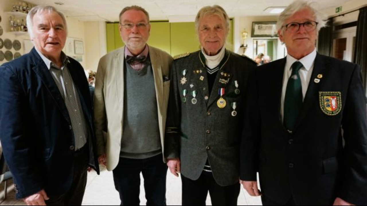 Ehrengäste Jürgen Fischer neben Kreispräsident Harald Werner, dem Kreisvorsitzenden und NDSB-Vertreter Ekkehard Merbeth