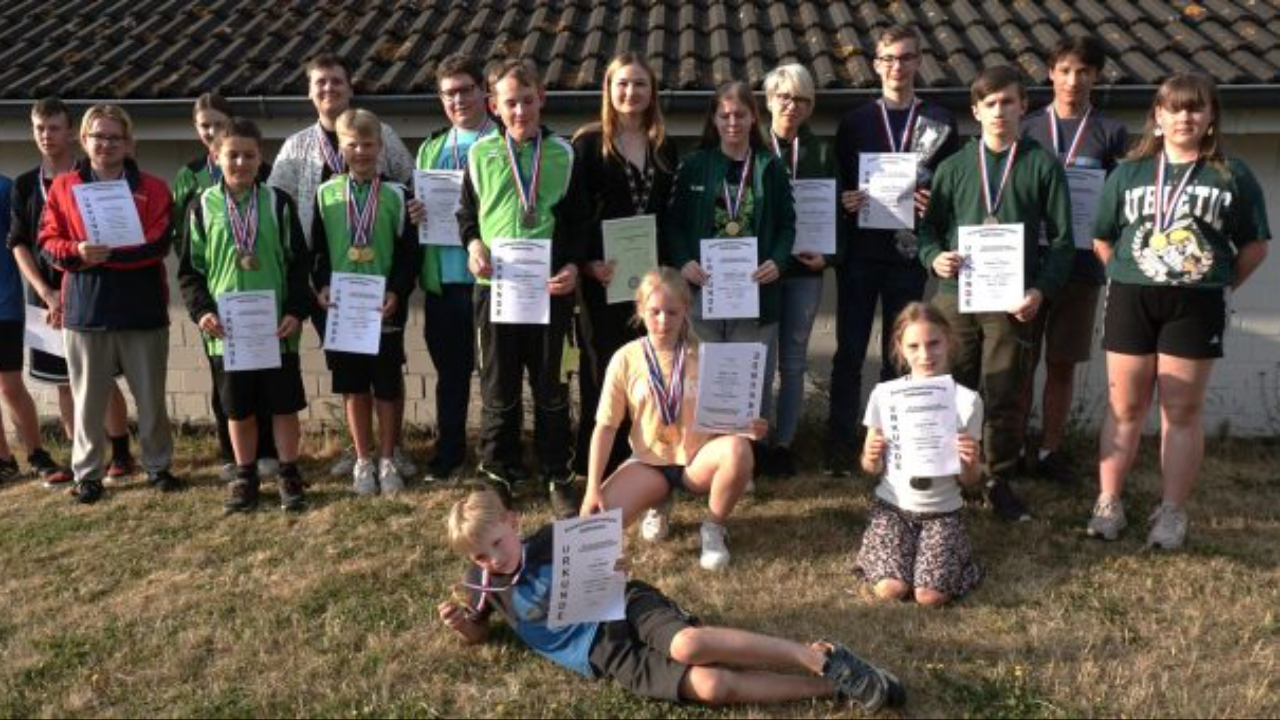 Vor dem gemütlichen Grillen. Alle Teilnehmer in Kassau