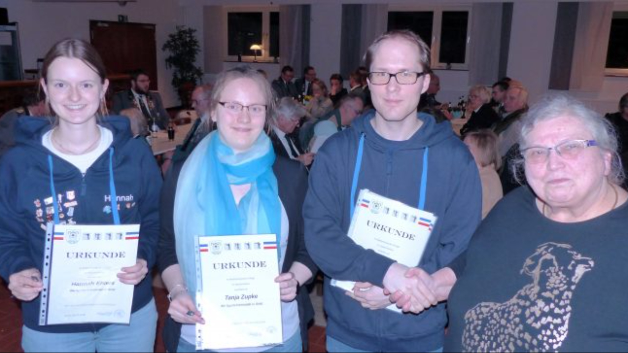 Mit der Sportehrennadel zeichnete die stellvertretende Kreisvorsitzende die Meistermannschaft des SSV Kassau aus der 2. Luftgewehr-Bundesliga Nord aus. Stellvertretend für das Team waren Hannah Ehlers, Tanja Zupke und Florian Jeger anwesend.