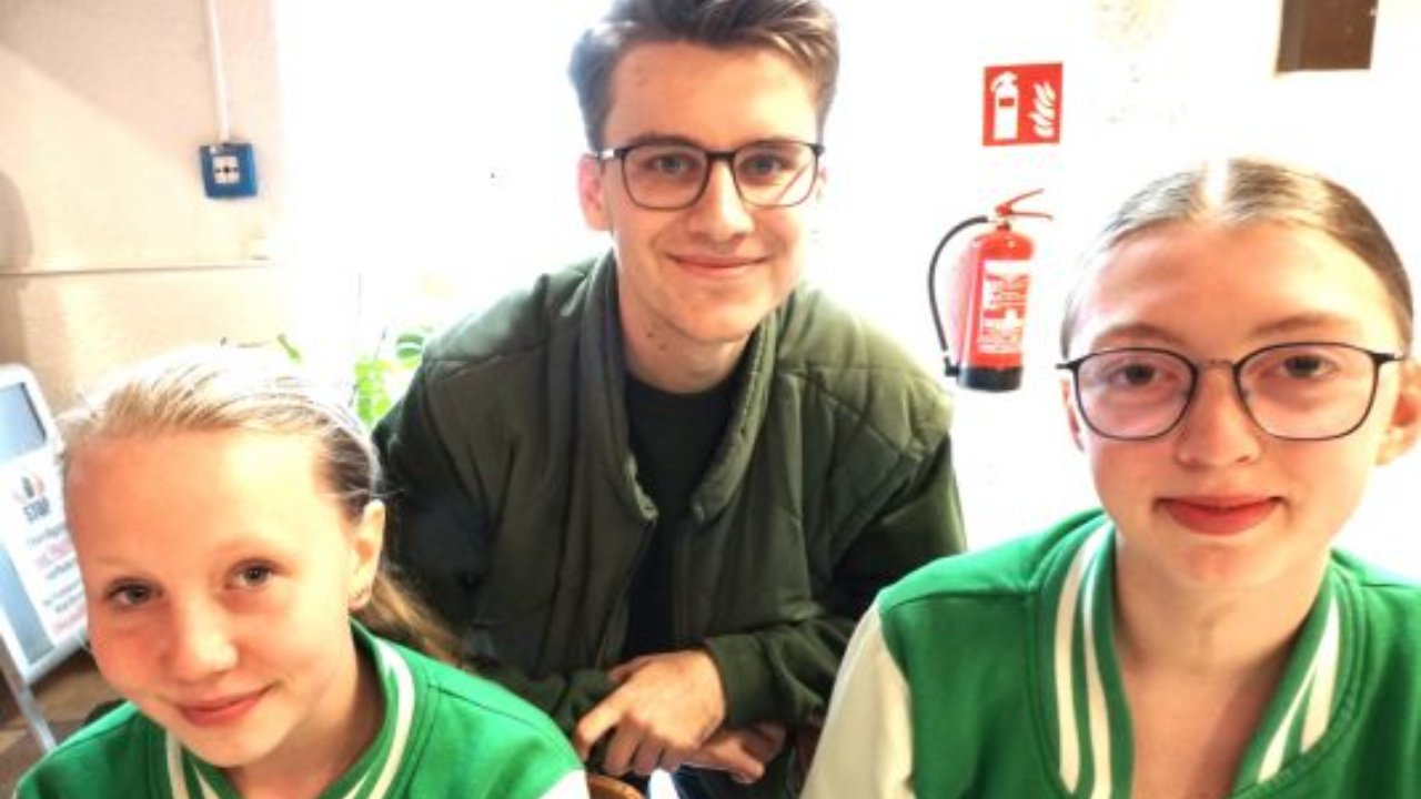 Matti Persson hatte Mumm. “Ich mache den Landesjugendsprecher gern”. Und wurde gewählt. Mit ihm freuten sich die Vereinsdelegierten Nele Fischer und Neele Hamdorf